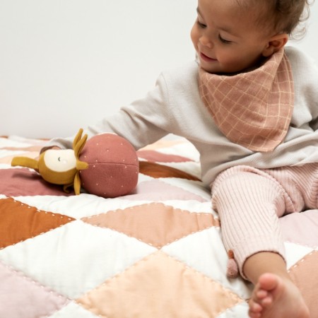 Jucarie Tumbler din bumbac organic cu zgomote - Strawberry - Fabelab Jucarie Tumbler din bumbac organic cu zgomote - Strawberry - Fabelab