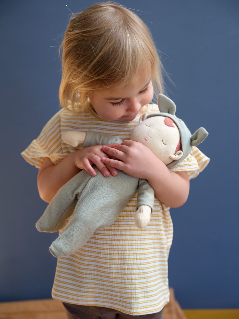 Papusa textila din bumbac organic - Lou - Fabelab