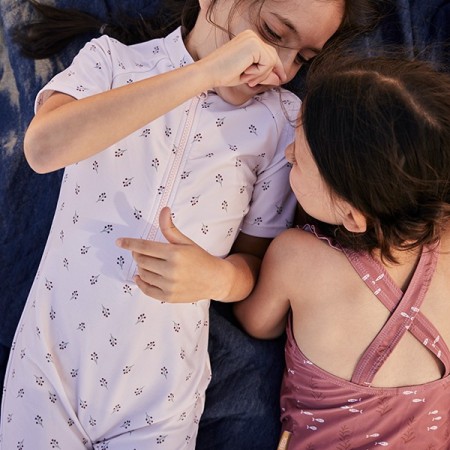 Costum de baie intreg cu maneci scurte si protectie UV 50 + - Berries - Fresk Costum de baie intreg cu maneci scurte si protectie UV 50 + - Berries - Fresk