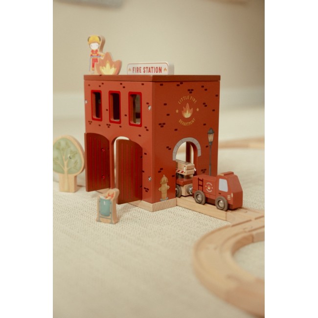 Statie de pompieri cu figurine din lemn FSC - Little Dutch