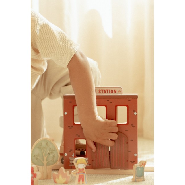 Statie de pompieri cu figurine din lemn FSC - Little Dutch