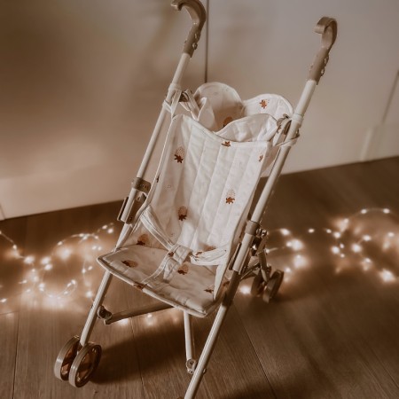 Carucior pentru papusi - Strawberry Mood - Mrs Ertha Carucior pentru papusi - Strawberry Mood - Mrs Ertha