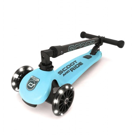 Trotineta copii pliabila - reglabila - Roti luminoase - Highwaykick 3 Led Blueberry, 3-6 ani, pana la 50 kg - Scoot & Ride Trotineta copii pliabila - reglabila - Roti luminoase - Highwaykick 3 Led Blueberry, 3-6 ani, pana la 50 kg - Scoot & Ride