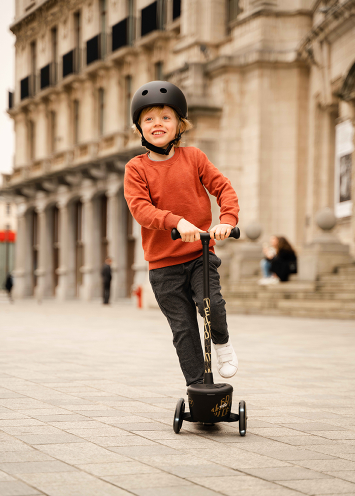 Set Trotineta copii pliabila cu roti luminoase si suport jucarie -  Highwaykick 2 Black Gold Limited - 2 ani +, pana la 50 kg + Casca de protectie S-M, 51-55 cm, 3 ani+, Scoot & Ride