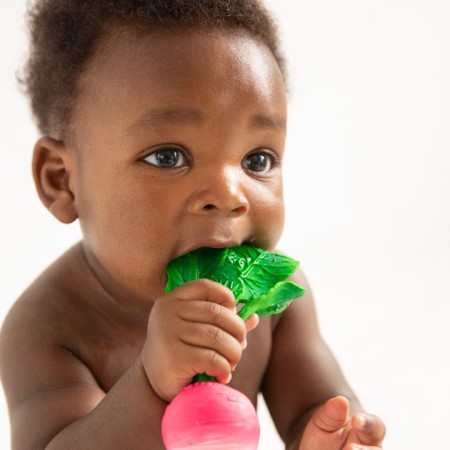 Jucarie de dentitie din cauciuc natural - Ramona the Radish - Oli&Carol Jucarie de dentitie din cauciuc natural - Ramona the Radish - Oli&Carol